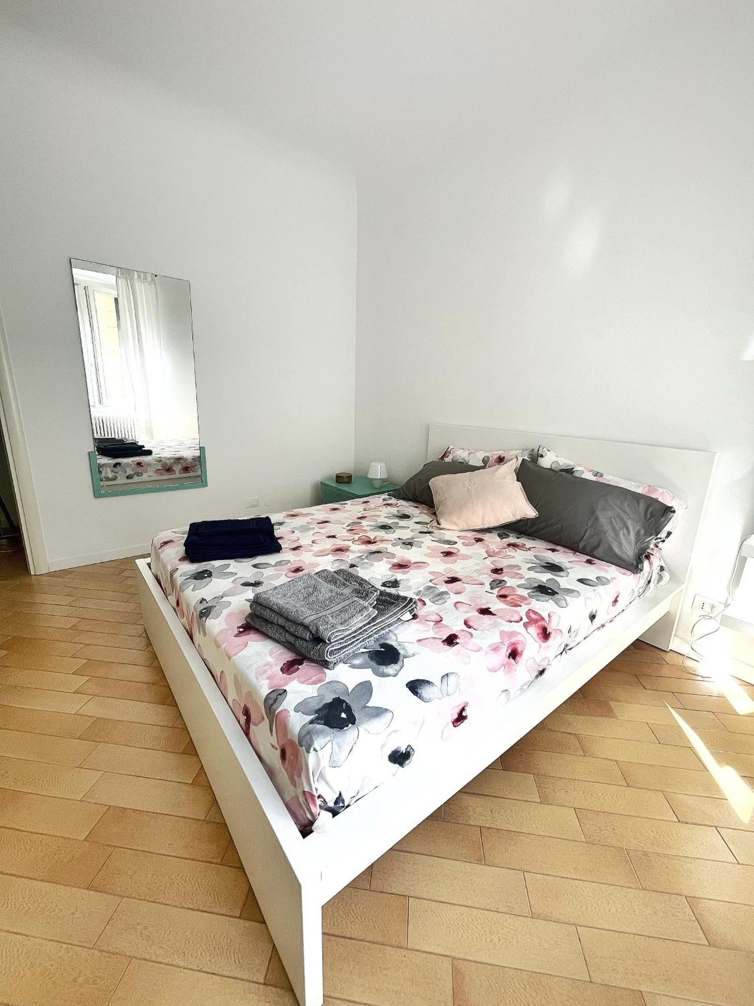 Ampio E Accogliente Bilocale - Fara 1, Porta Nuova Appartement Milaan Buitenkant foto